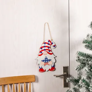 Patriotischer Zwerg Holzanhänger mit US-Flaggen-Design an einer weißen Holztür dekoriert