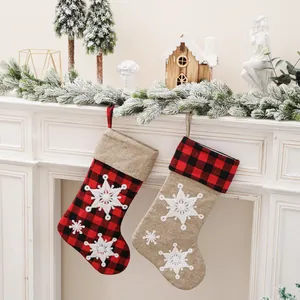 Chaussettes de Noël en tissu écossais et toile avec flocons 3D suspendues à la cheminée