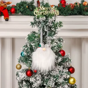Ornement suspendu de gnome de Noël avec chapeau gris pailleté sur un sapin décoré