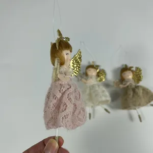 Detail von Engel-Weihnachtsschmuck mit Spitzenkleidern und goldenen Flügeln