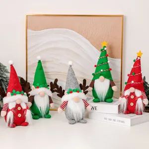 Fünf verschiedene Weihnachtswichtel mit Rentiergeweih und Sternenhüten als Deko