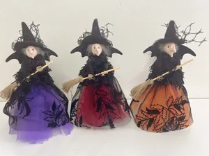 Detailansicht der Halloween-Hexenpuppen mit bunten Gazerröcken und Holzbesen