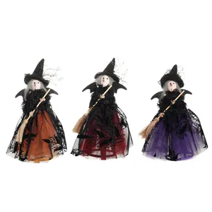 Drei Halloween-Hexenpuppen in Orange, Rot und Lila mit Spitze und Holzbesen-Dekor