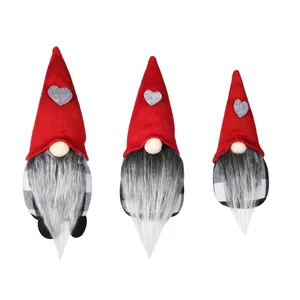 Trois gnomes de Noël nordiques de tailles variées avec chapeaux rouges tricotés