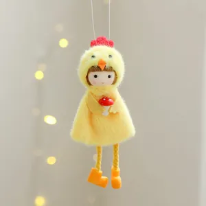 Pendentif de Pâques fille en costume poussin avec petit champignon décoratif
