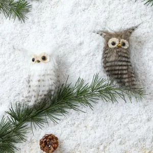 Lot de deux figurines de chouettes réalistes dans un décor de forêt d'hiver enneigée