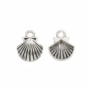 Paire de pendentifs coquillage argentés vintage avec textures et boucles fermées