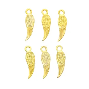 Set mit sechs goldfarbenen Flügelanhängern aus Zinklegierung mit detaillierter Federstruktur