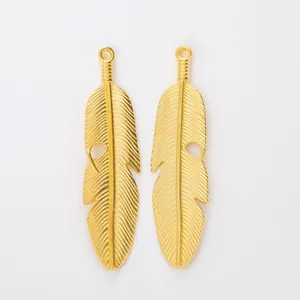 Paire de pendentifs plumes vintage en métal doré avec gravures de feuilles détaillées
