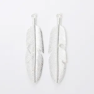 Paire de breloques plumes en alliage argenté avec texture détaillée pour création de bijoux