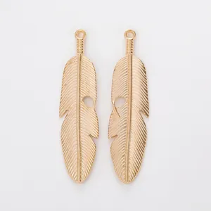 Vue détaillée de pendentifs plumes en métal doré avec gravures pour bijoux DIY