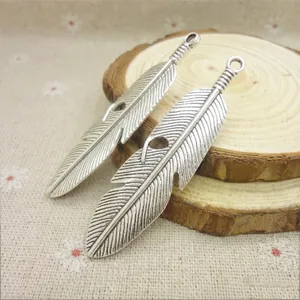 Détail macro de pendentifs plumes en alliage rétro avec texture de veine pour bijoux DIY