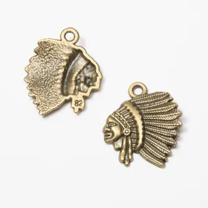 Pendentifs de chef indien vintage en bronze pour bijoux DIY avec détails de coiffe plumes