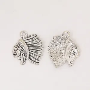 Pendentif chef de tribu vintage en argent avec coiffe en plumes vue recto et verso