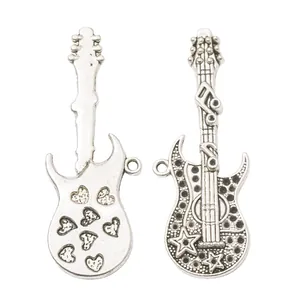 Ciondoli a forma di chitarra vintage in lega di zinco con cuori e dettagli musicali