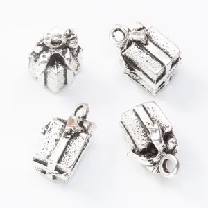 Detail von vier Vintage-Geschenkbox-Anhängern aus Legierung mit Schleife für DIY-Schmuck