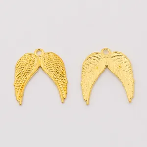 Paar vintage gouden zinklegering engelenvleugel hangers met fijne veerstructuur