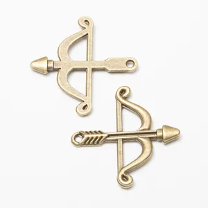 Set de dos colgantes vintage de arco y flecha en bronce para creación de joyas DIY