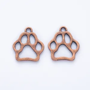 Detailansicht von zwei Vintage-Bronze-Bärenpfoten-Anhängern für DIY-Schmuckherstellung