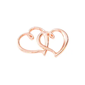 Détail macro de pendentif double coeurs entrelacés en finition or rose brillant