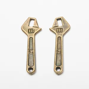 Par de colgantes vintage de aleación de bronce con forma de llave para joyería DIY
