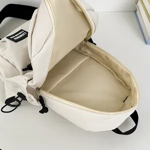 Borsa a tracolla beige minimalista con interno spazioso e cinturino nero regolabile