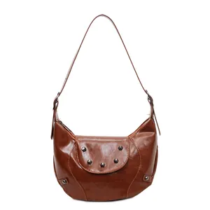 Retro bruine hobo schoudertas met glanzende lederen textuur en klinknagel details