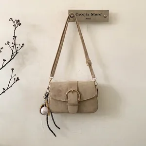 Minimalistische beige Wildleder-Unterarmtasche mit goldener Hufeisenschnalle
