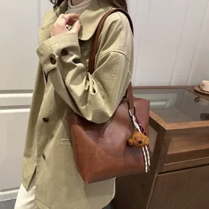 Sac cabas vintage en cuir marron pour femme avec breloque ours et bandoulière longue