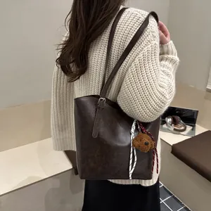 Sac cabas vintage marron foncé pour femme avec pendentif ours et détails de charme tressés