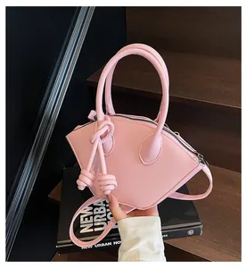 Sac à main trapèze rose chic doté d'une poignée en corde tressée unique et d'un zip argenté