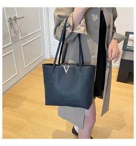 Detailansicht schwarze Tote Bag aus Leder mit V-Metallschließe und langen Riemen