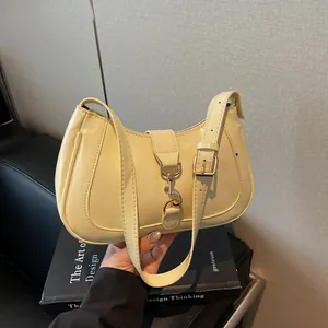 Sac sous le bras moderne en cuir verni jaune clair avec boucle métallique chic