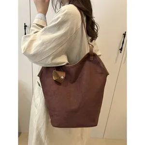 Sac fourre-tout minimaliste en daim marron foncé avec de longues bandoulières en cuir