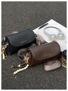 Λεπτομερής λήψη από ρετρό τσάντες από δέρμα PU με υφαντούς ιμάντες και διακοσμητικά