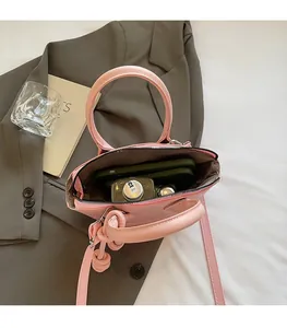 Vue intérieure d'un sac à main rose grande capacité montrant l'espace de rangement