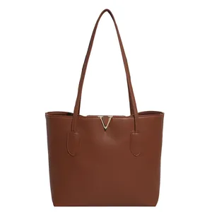 Braune Leder-Shopper mit goldenem V-Detail und Kieselmaserung für den täglichen Weg