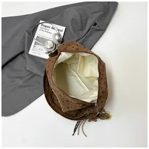 Detalle del interior del bolso de pana con bolsillo con cremallera y forro