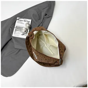 Detalle interior del bolso tote de pana marrón con gran capacidad y forro de tela