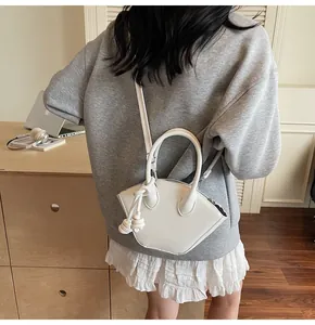 Détail du sac à main coquillage blanc en PU lisse avec nœud de corde décoratif sur le côté