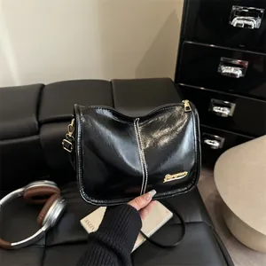 Sac à Épaule en Cuir PU Brillant Rétro pour Femmes avec Coutures Contrastées Sac Bandoulière sous le Bras avec Logo en Métal Sac à Main Quotidien Élégant
