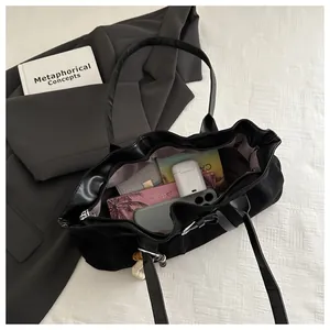 Vue de dessus du grand sac cabas en daim noir montrant la doublure et l'espace interne