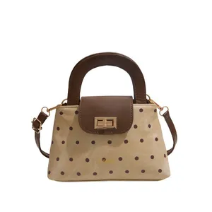 Schicke beige Handtasche mit braunen Lederriemen und goldenem Drehverschluss für Damen