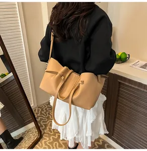 Détail du sac cabas kaki avec nœud décoratif et silhouette élégante en cuir souple