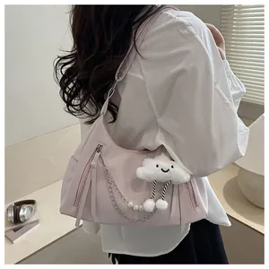 Detailansicht der rosa Schultertasche mit Perlenkette und Plüsch-Wolkenanhänger