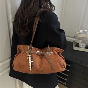 Vintage Schultertasche aus braunem Wildleder mit Holzperlen und Schnallendetails
