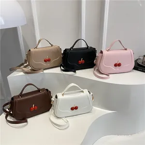 Petits sacs bandoulière tendance cerise pour femmes en cinq couleurs variées