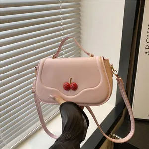 Sac à Bandoulière pour Femmes en Cuir PU Avec Décoration de Cerise Rouge Élégant Sac Carré Décontracté Sac à Main Quotidien