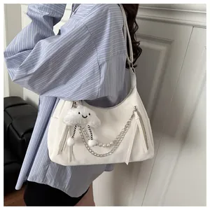 Detailansicht der weißen PU-Schultertasche mit Perlenkette und Wolkenanhänger