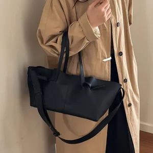 Grand sac cabas noir en cuir PU mat avec doubles poignées et bandoulière réglable